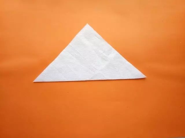 方形,然后如下图对折两次 再按下图前头所指方向,将两边的三角折上去