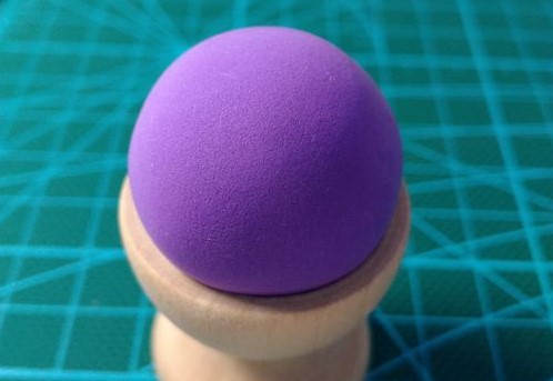 取紫色的粘土,搓成球,做成小拉达的身体